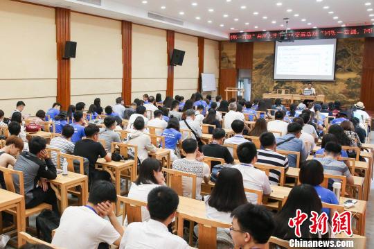 图为百名两岸青年一同学习“阳明心学” 章斌 摄